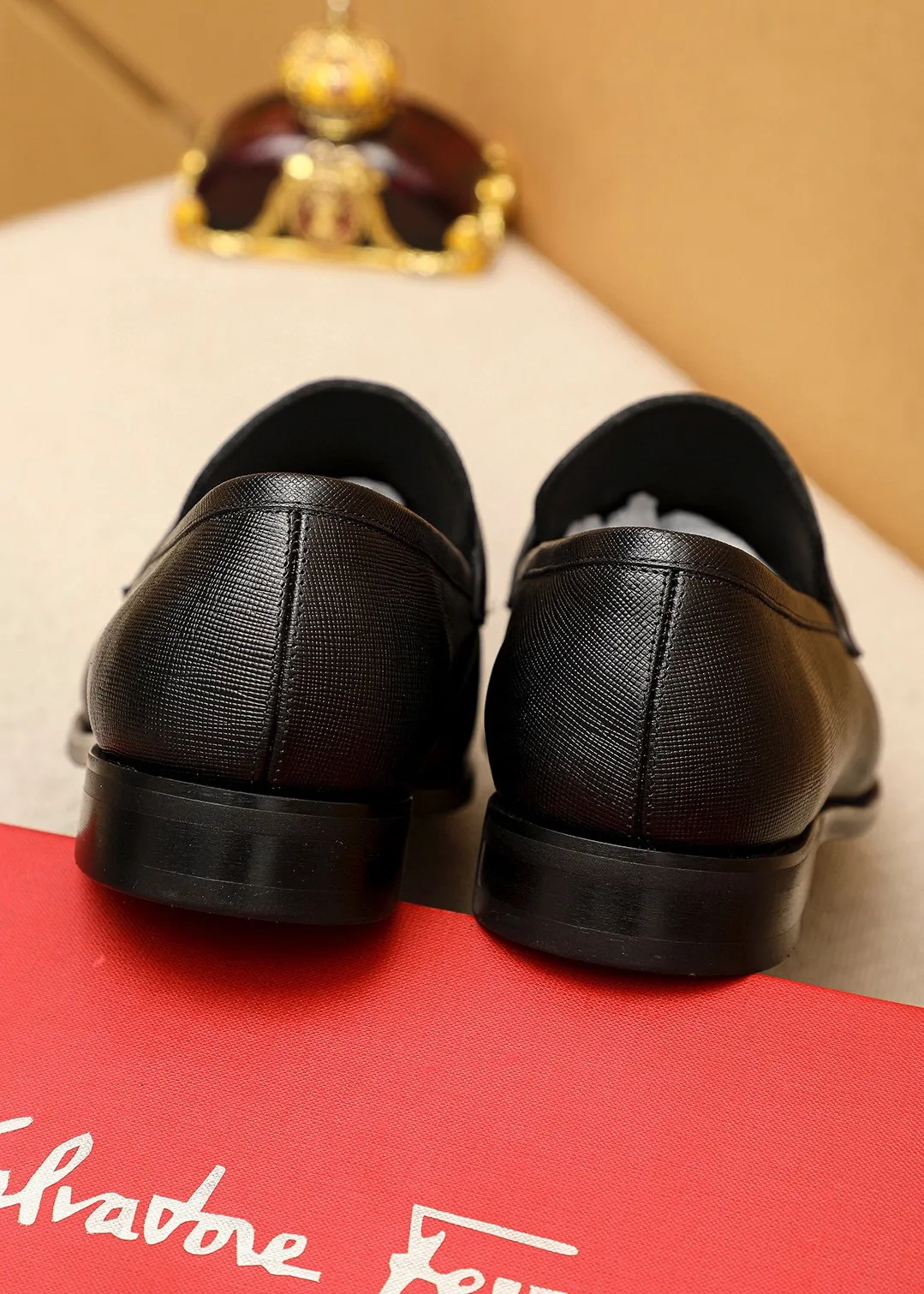 Men's shoes 💰480 💐 Product trademark: Ferragamo "Ferragamo" casual leather shoes Regular size: 38-44 (45.46🉑️customized) Product materials: Selected imported first-layer cross-grain cowhide leather upper + luxury hardware buckle, imported water-dyed cow leather lining. Strong three-dimensional visual effect, original rubber outsole Color: 1⃣️color optional